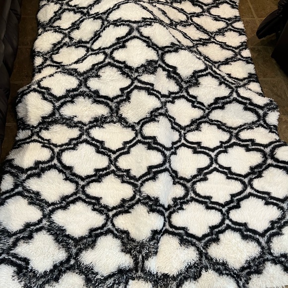 Area rug 6 ft black and white.. new item - Picture 11 of 12
